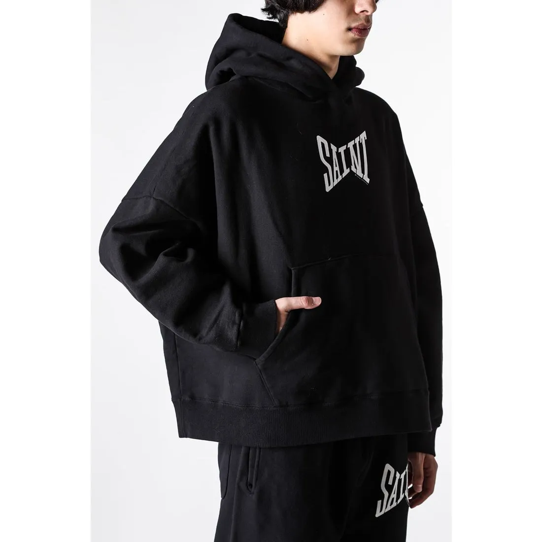 SAINT Mxxxxxx RIBON SAINT HOODIE/BLK The latest SAINT basic loose hoodie, black S-XL, original uniform high weight and light fleece sweatshirt fabric, custom woven and dyed, original loose short fat version, unchanged from the knife, original flavor, original accessories, fruit main mark/wash mark/cherub mark complete, ready-to-wear pre-shrunk without deformation after washing